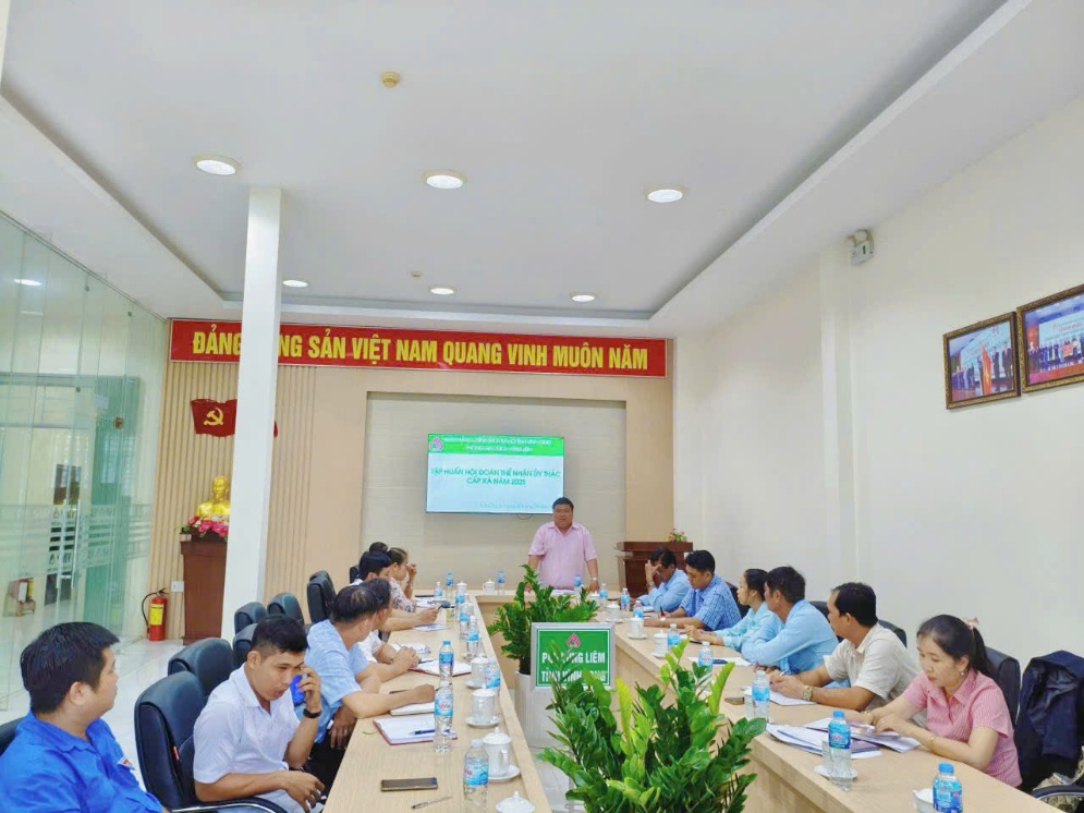 Phòng Giao dịch Ngân hàng Chính sách xã hội Vũng Liêm tổ chức tập huấn nghiệp vụ uỷ thác cho cán bộ hội, đoàn thể cấp xã năm 2025 sau Đại hội nhiệm kỳ năm 2025-2030