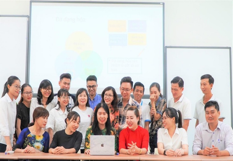 Phòng giao dịch Ngân hàng Chính sách xã hội Vũng Liêm triển khai cho vay ưu đãi học sinh, sinh viên, học viên thạc sĩ, nghiên cứu sinh với một số ngành học nhằm đào tạo nhân tài, phát triển tri thức.