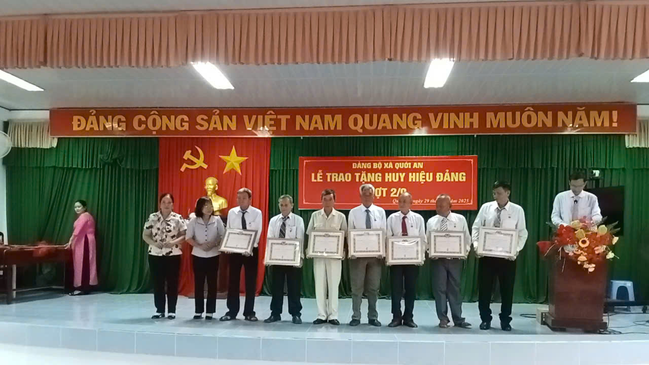 Trao Huy hiệu Đảng đợt 2/9/2025
